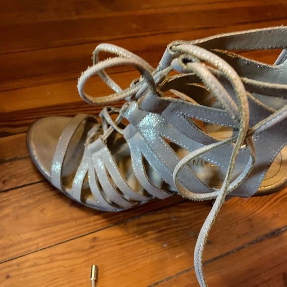 Gorgeous & comfortable lace-up heels - Picture 2 of 2